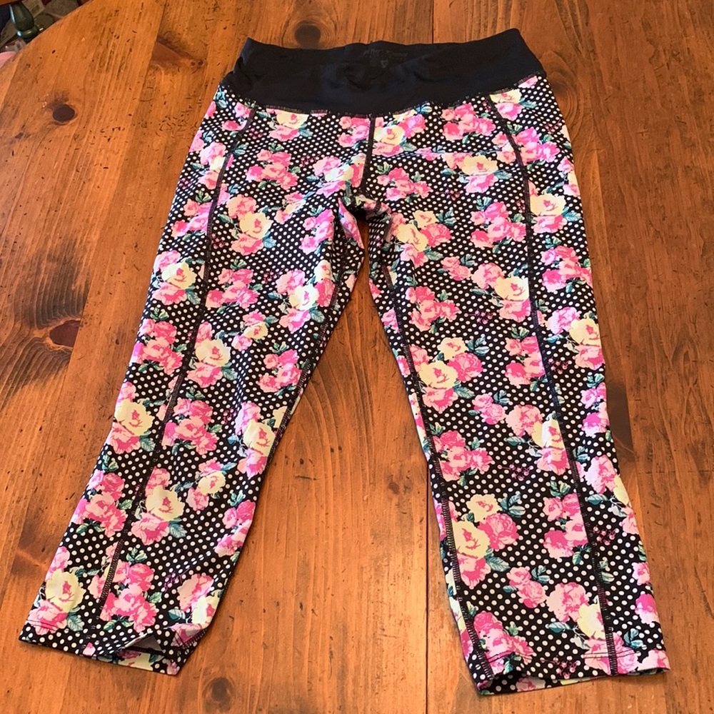 *** Betsey Johnson Floral Polka Dot Athletic Capris Medium